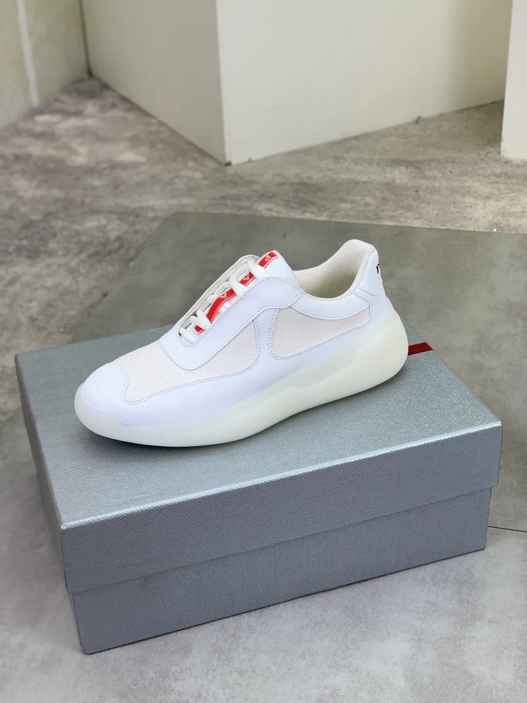 Men's shoes 💰P620 new (higher version) new PRADA (Prada) classic models are on the market at the same time, new men's shoes, 😘fabrics are selected from original imported calfskin. First layer of imported cowhide lining. The original version is awesome! 👍🏿Original open-molded non-slip PU outsole, with exquisite lines, simple and elegant, super comfortable and classy on foot, suitable for leisure travel. Code number: 38-45 (46 customized) 3️⃣ colors available